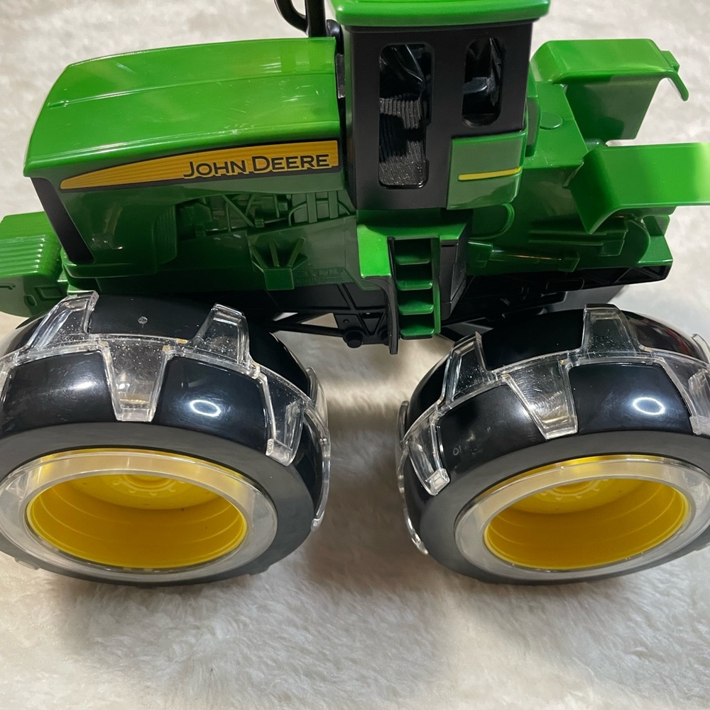 John Deere Light up Wheels Tractor Toy - Picture 3 of 8